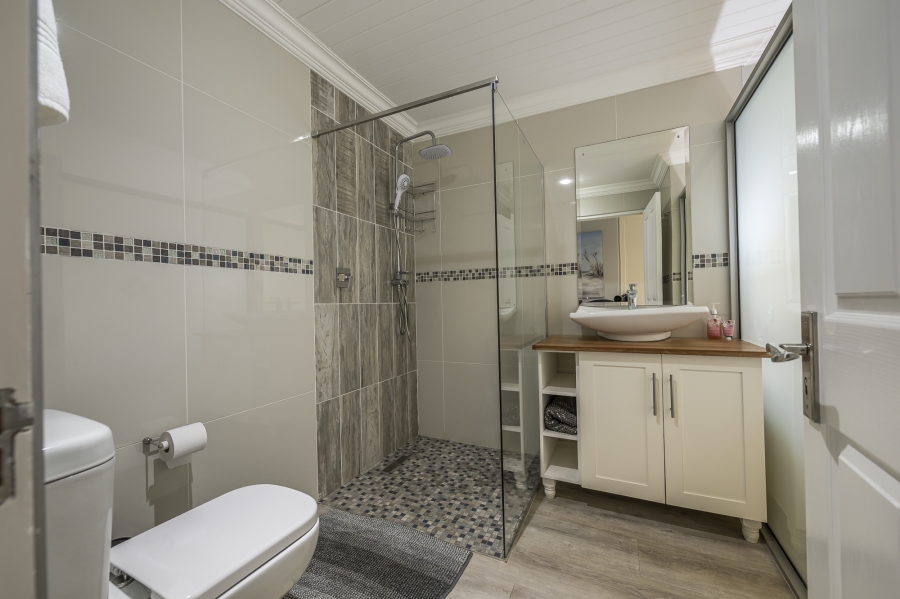 5 Bedroom Property for Sale in Glentana Western Cape